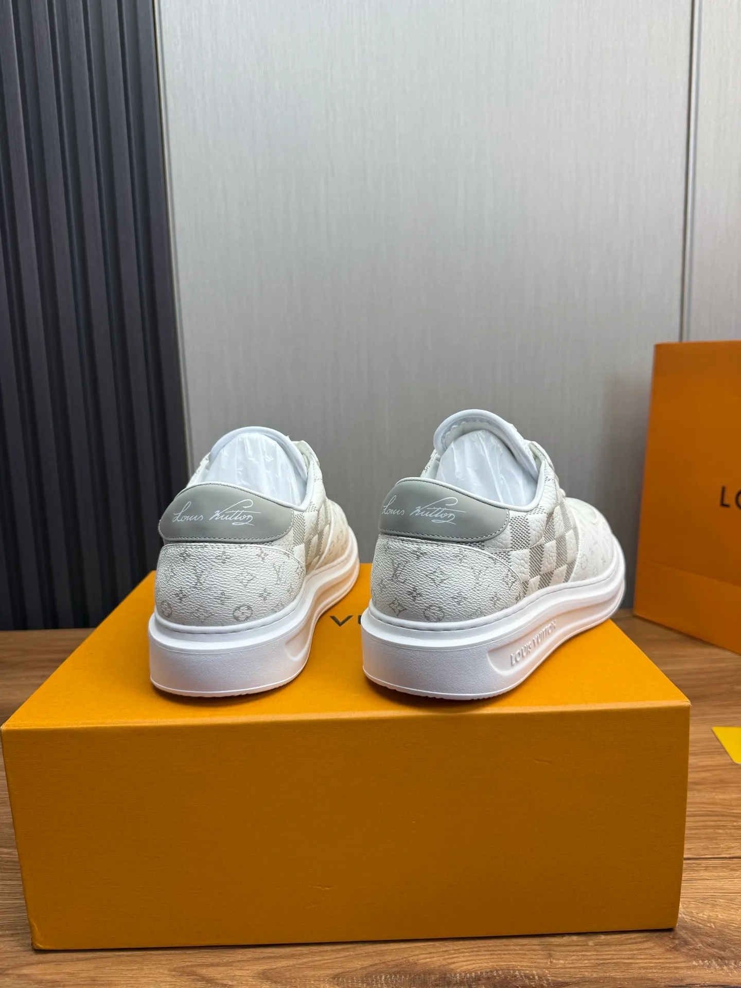 Men's shoes 💰840💰 LOUIS VUITTON [Luden Yiwei] The new trendy Lv is on the market 🎁, casual and fashionable men's shoes 👟 1:1 shipment ⬆️The upper is made of imported cowhide + cowhide mesh lining, the original wear-resistant rubber outsole, the version is simple and elegant, exclusive for trendy men. 38-45 (38.45 is non-refundable if made to order)